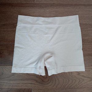 Warner's Beige No Pinching No Problem Nylon Smoothing Boyshorts UNWORN